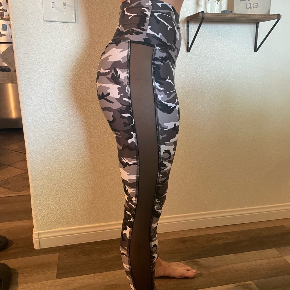 ABS2B leggings black & white camo.